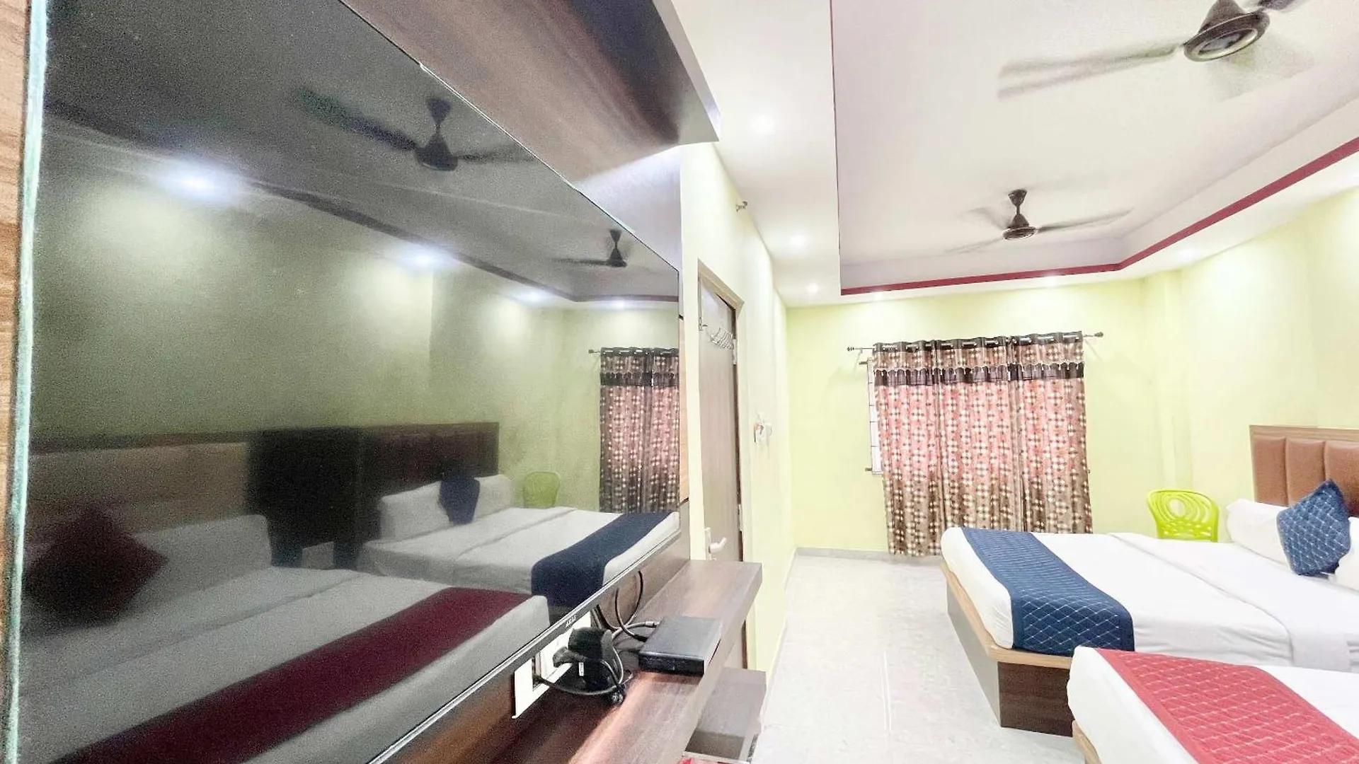 Homestay Shree Laxmi Villas Hotel Near Varanasi Railway Station - Fully-Air-Conditioned Hotel At Prime Location, 