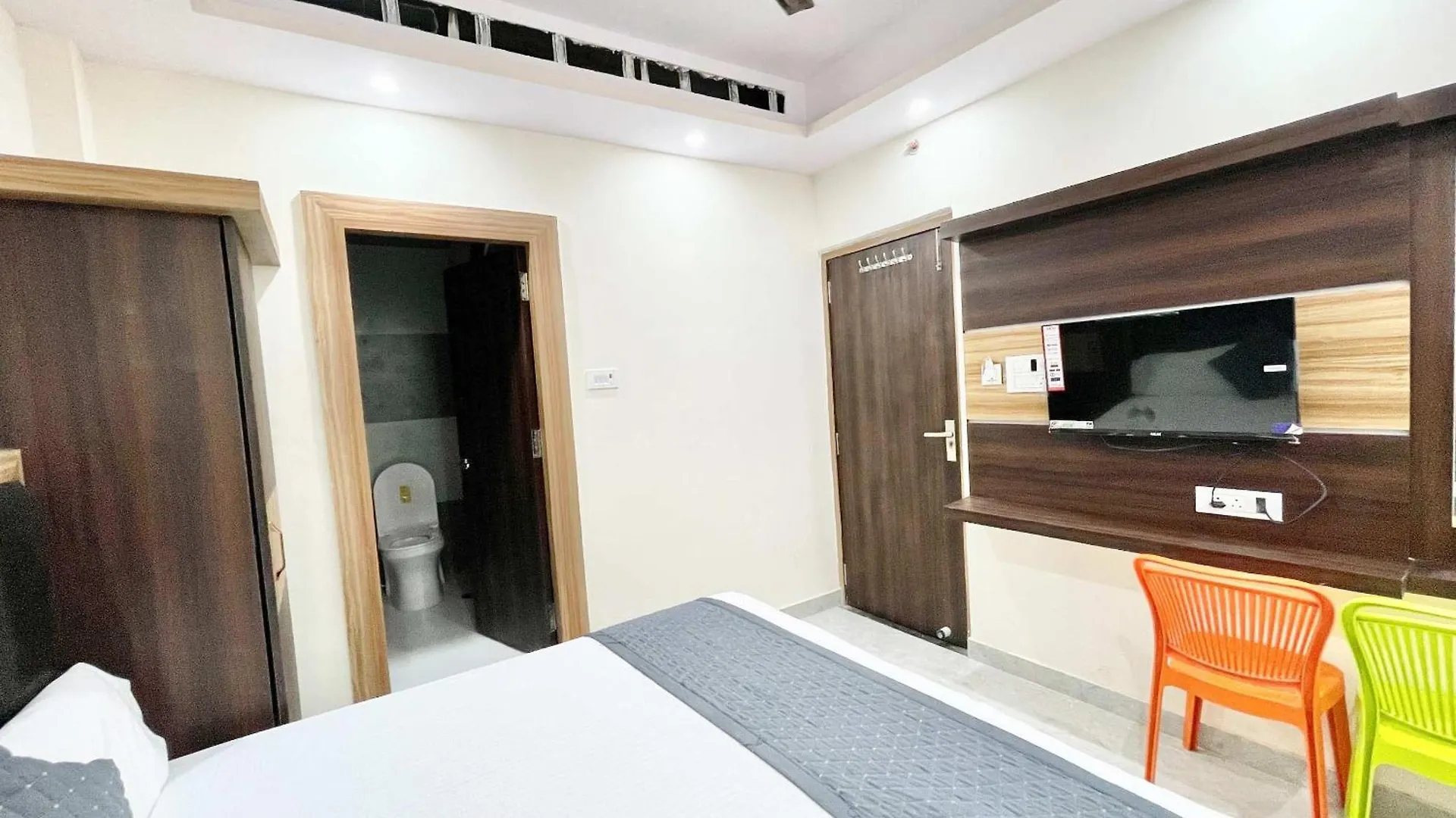 Shree Laxmi Villas Hotel Near Varanasi Railway Station - Fully-Air-Conditioned Hotel At Prime Location, 