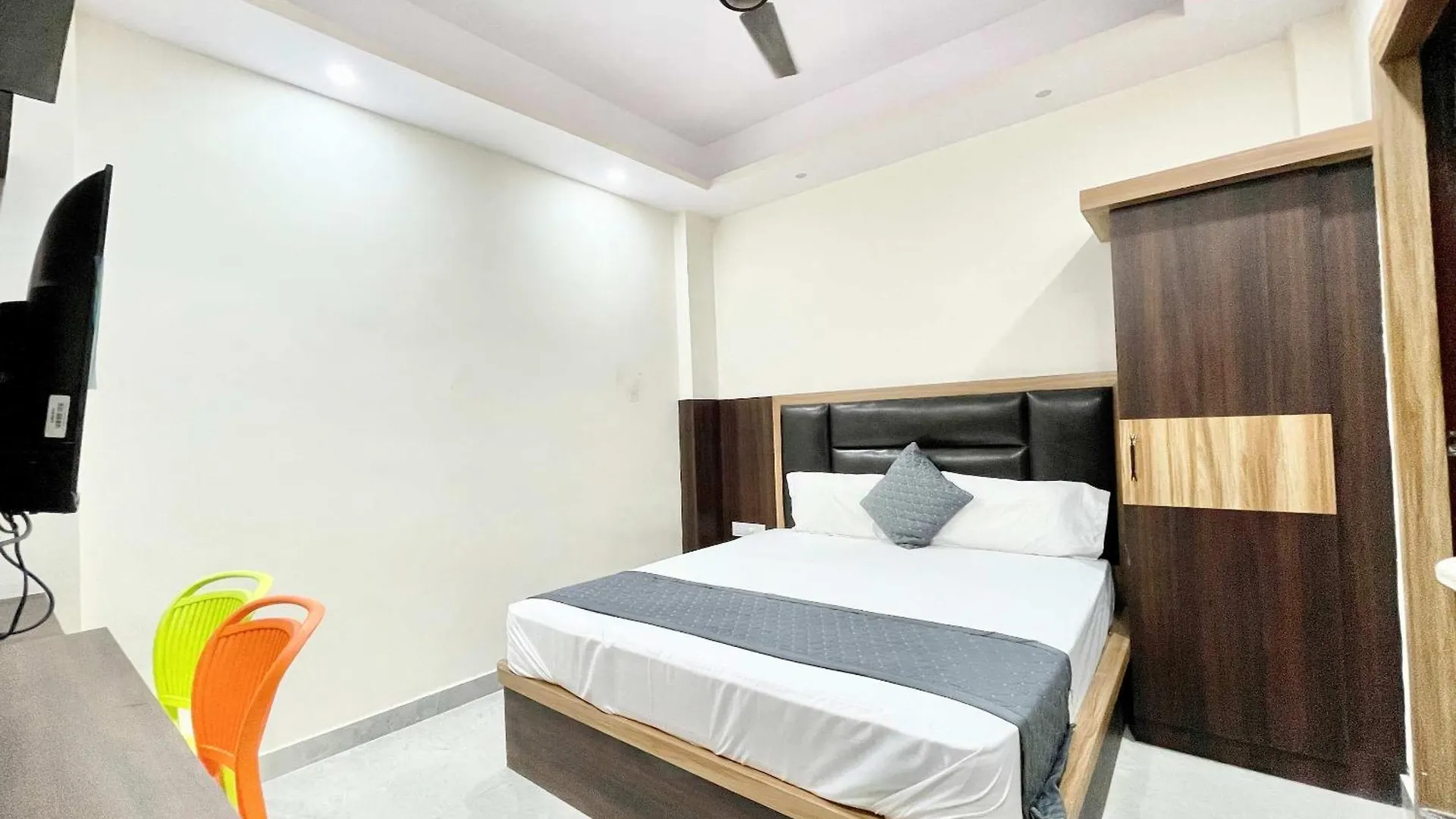 Shree Laxmi Villas Hotel Near Varanasi Railway Station - Fully-Air-Conditioned Hotel At Prime Location, 