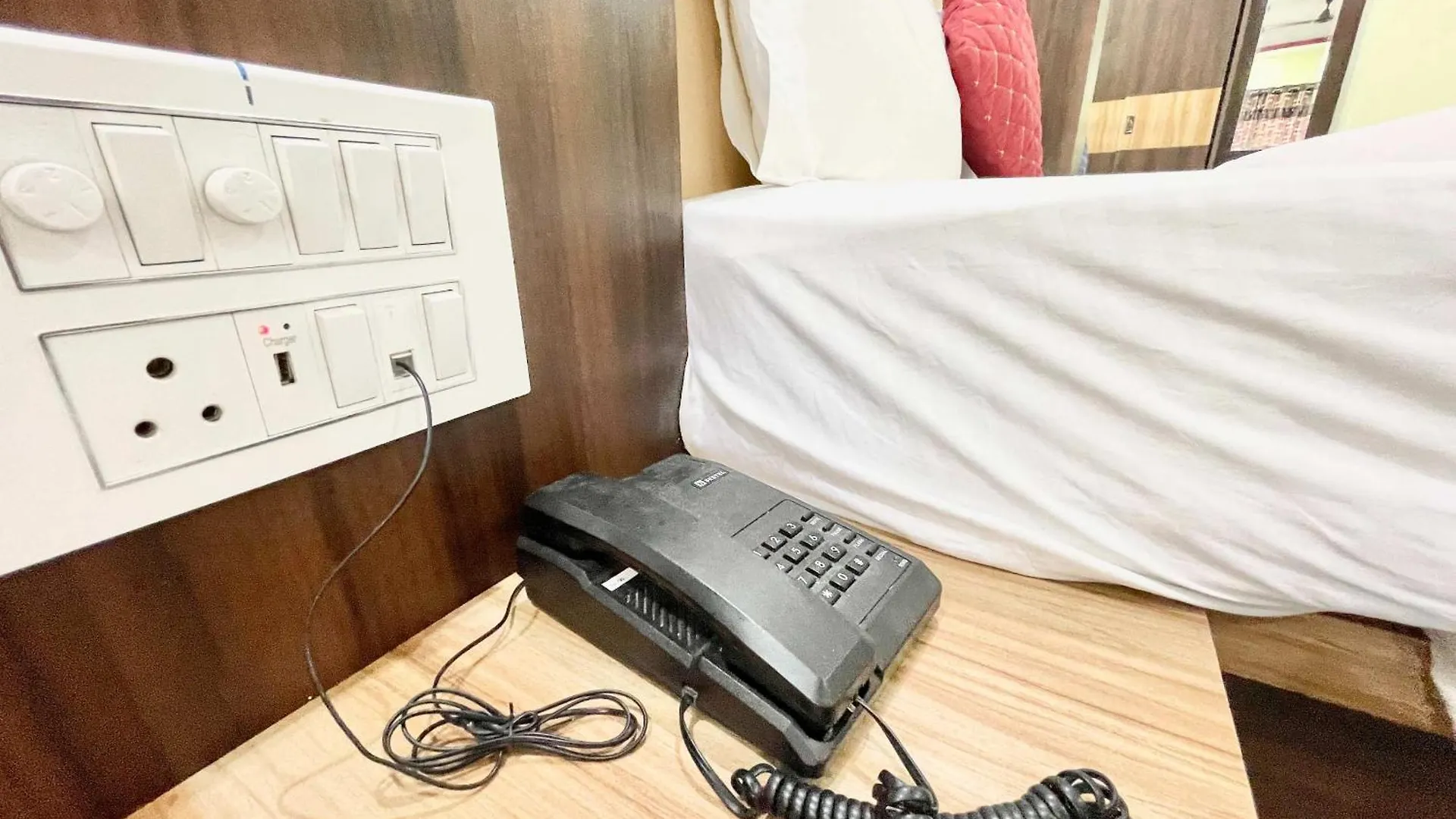 Homestay Shree Laxmi Villas Hotel Near Varanasi Railway Station - Fully-Air-Conditioned Hotel At Prime Location, 