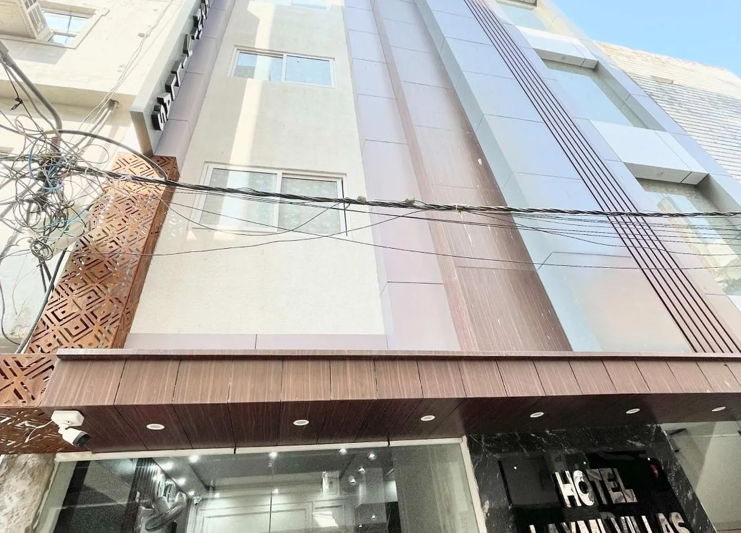 Homestay Shree Laxmi Villas Hotel Near Varanasi Railway Station - Fully-Air-Conditioned Hotel At Prime Location, 