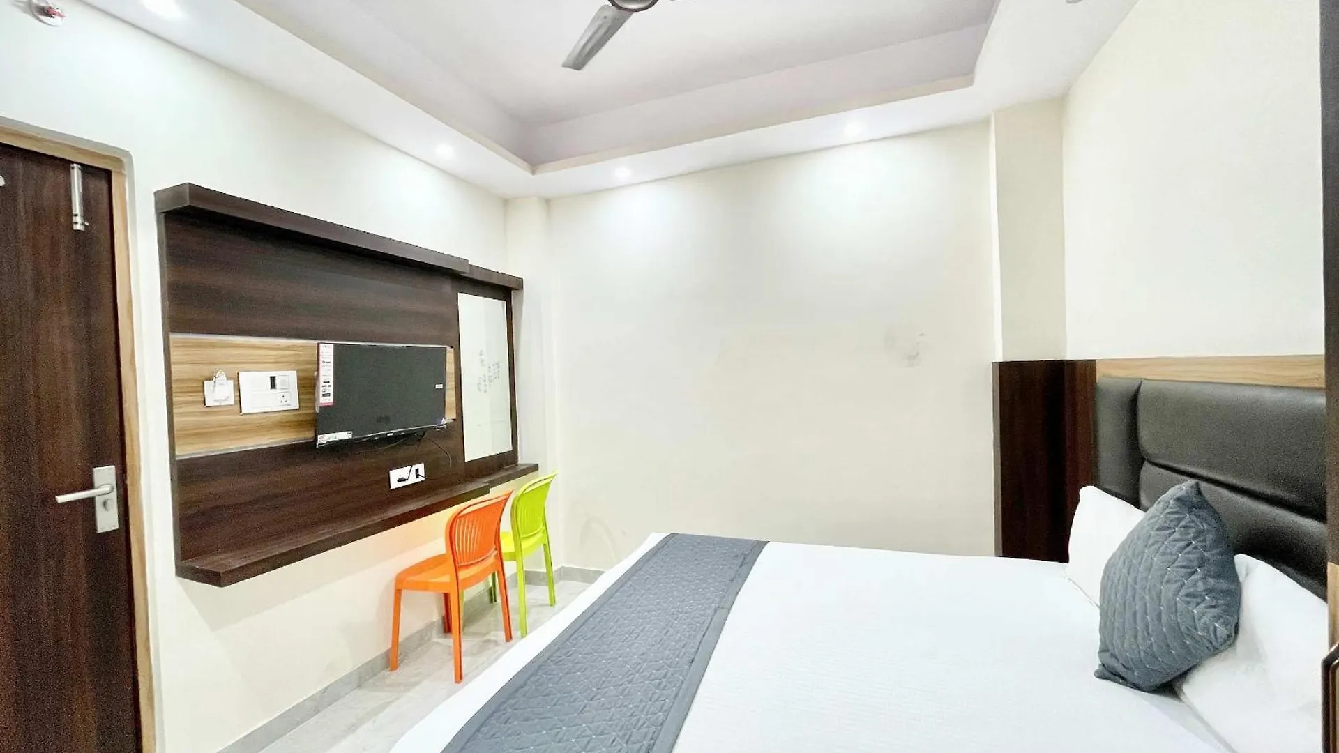 Shree Laxmi Villas Hotel Near Varanasi Railway Station - Fully-Air-Conditioned Hotel At Prime Location, 