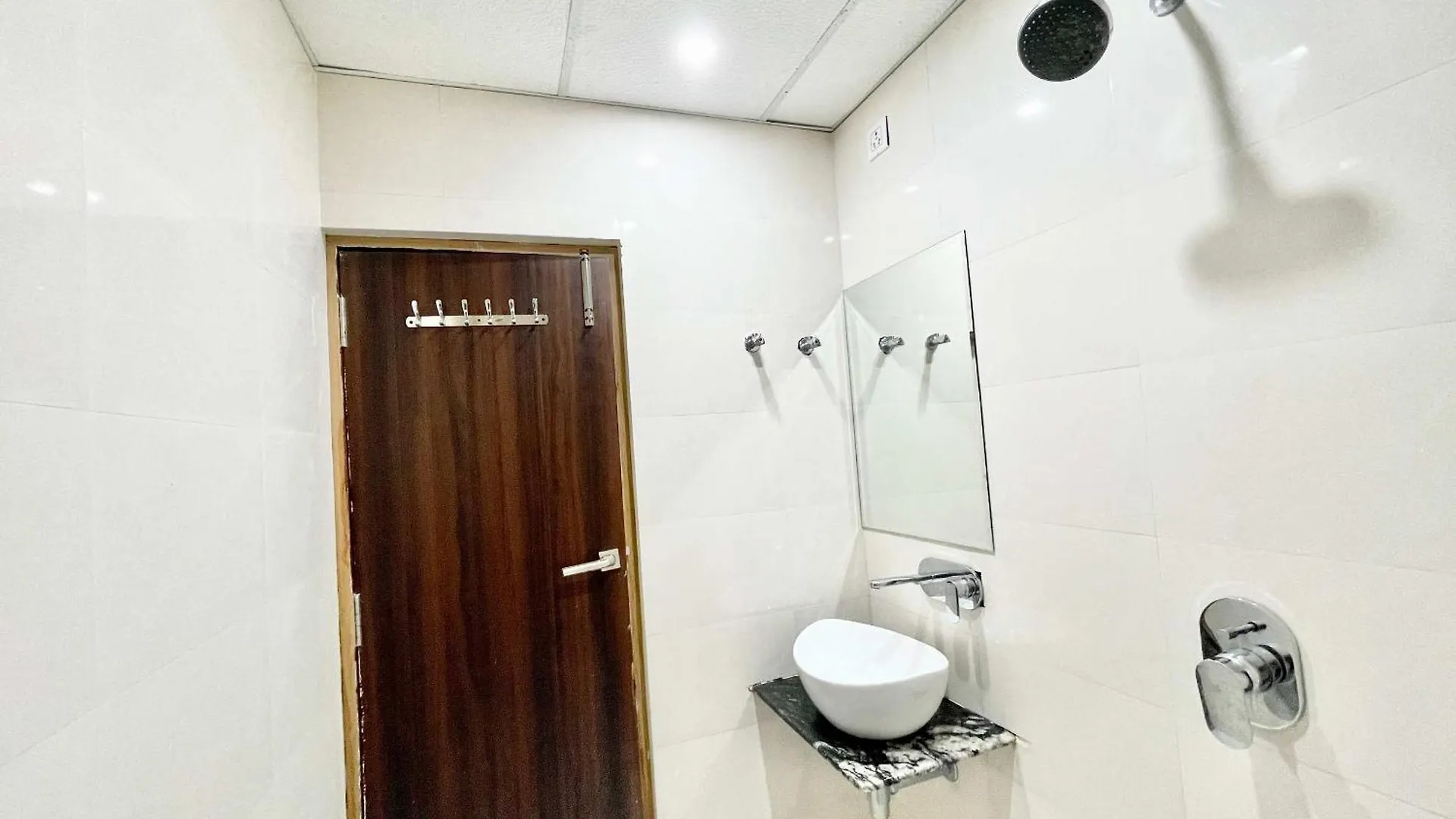 Rum i privatbostad Shree Laxmi Villas Hotel Near Varanasi Railway Station - Fully-Air-Conditioned Hotel At Prime Location, 